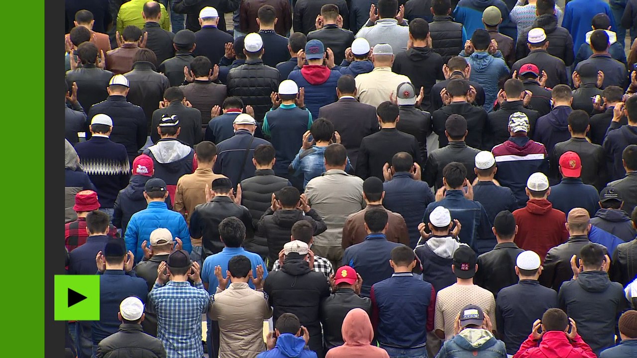 Célébrations de l'Aïd el-Kebir près de la grande mosquée à Moscou