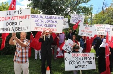 Kanadalı Türkler Fetö Festivalini Protesto Etti