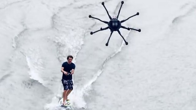 Il surfe en se faisant tirer par un drone