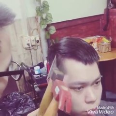 Se faire couper les cheveux avec un marteau et une hache.