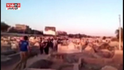 بالصور والفيديو.. أهالى الوادى الجديد لا ينسون موتاهم ويخصوهم بالزيارة فى أيام العيد