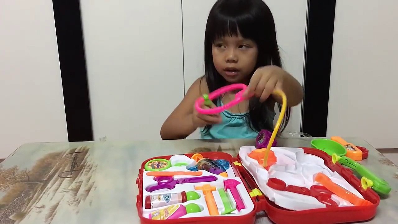 Kids Toys Doctor Play Set kit Reviews with Toy Doctor Bag GunTeeya Kids TV