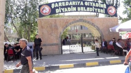 Ağrı Valisi Kürtçe Tabelaya Sahip Çıktı