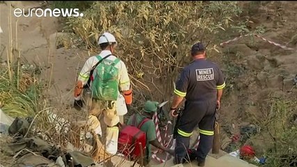 Video herunterladen: Mineiros ilegais resgatados de mina desativada