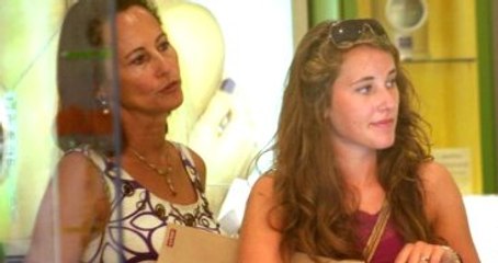 François Hollande'ın Kızı Paris'te Dolandırıldı