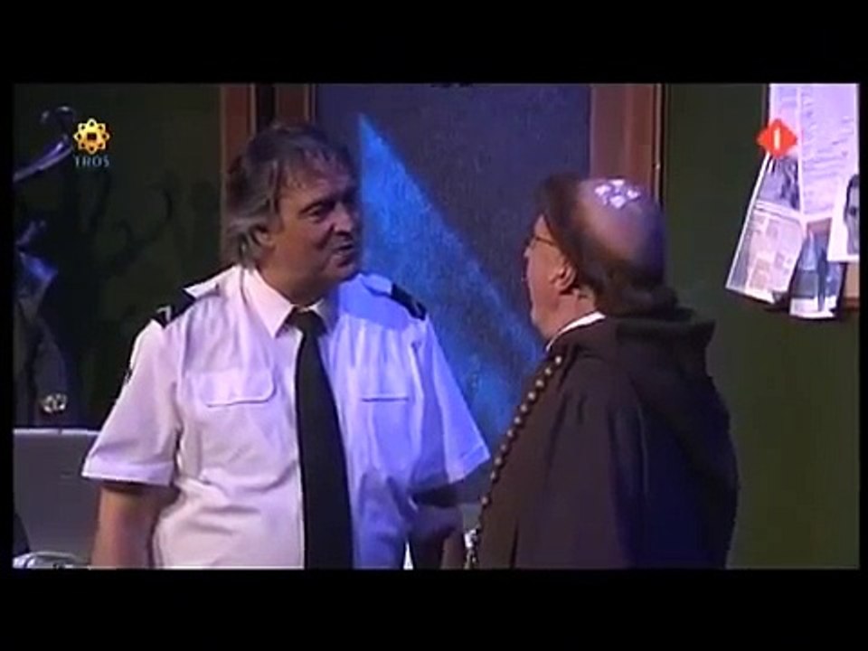 André van Duin - Pater op politiebureau