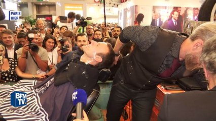 Le défilé des responsables politiques au salon de la coiffure