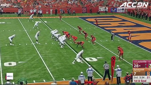 Ce footballeut américain fait un saut par dessus un autre joueur pour mettre un Touchdown : génial