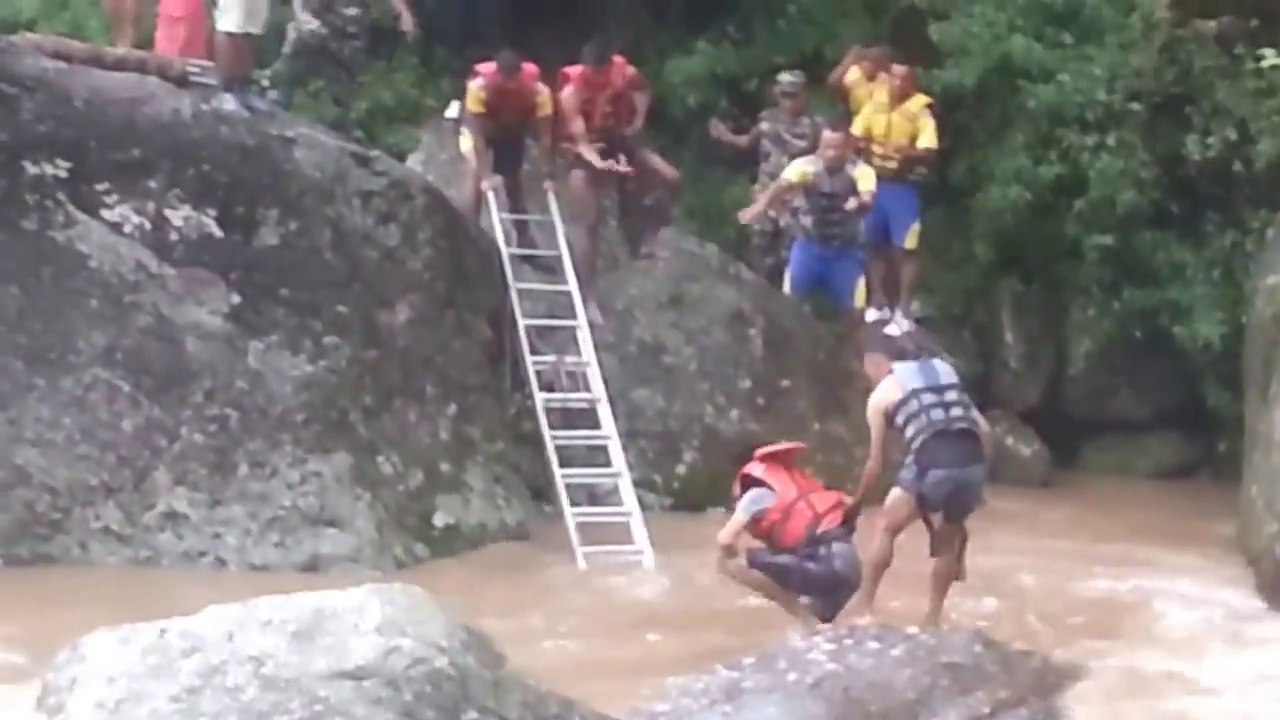 Un homme piégé dans une rivière en crue au Népal secourue
