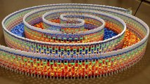 La chute d'une triple spirale de 15 000 dominos