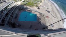 Il saute du toit d'un hotel dans une piscine