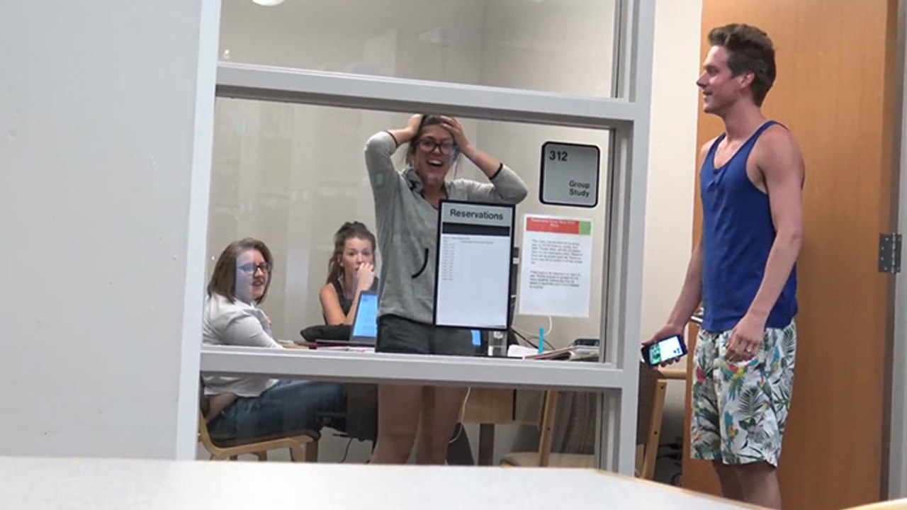 Prank : une mouche insistante dans une bibliothèque universitaire