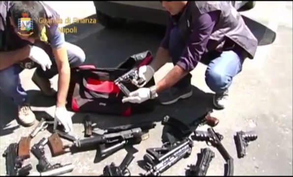 Napoli - rinvenuto arsenale della camorra nascosto in auto rubata