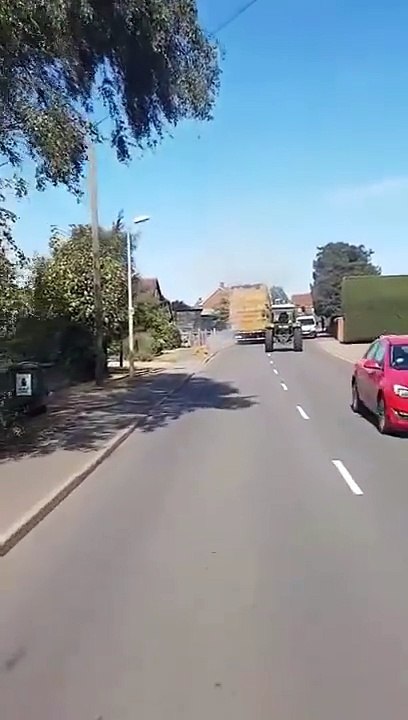 Un convoi de paille prend feu
