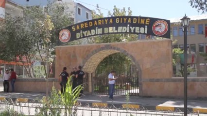 Diyadin Belediyesinin Kürtçe Tabelası Tekrar Asıldı