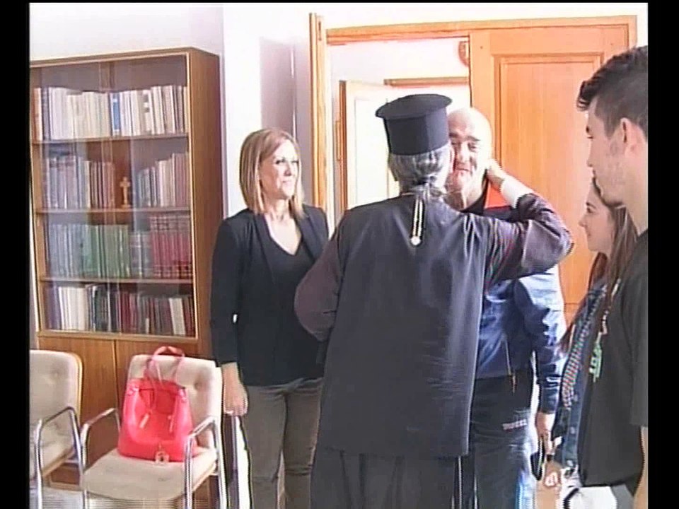 Ο Μητροπολίτης Καρπενησίου με τα χρυσά παιδιά τ...