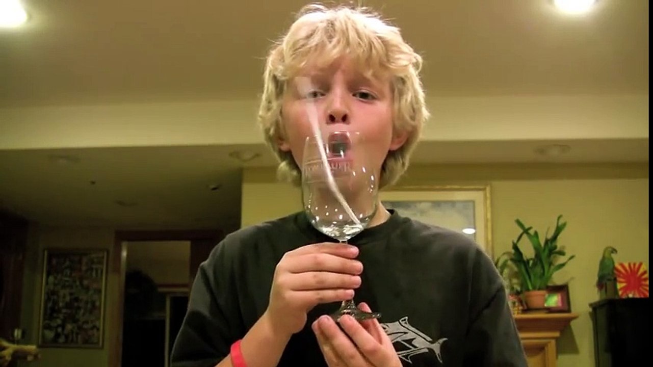 Ce gamin casse un verre juste avec sa voix