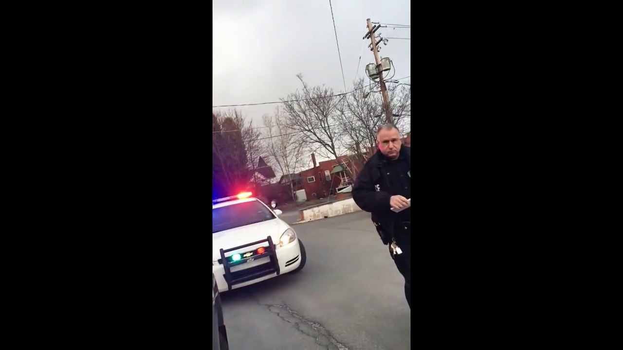 Il se prend une amende pour un phare défectueux par un policier qui a un phare défectueux