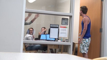 Blague énorme de la mouche insistante dans une bibliothèque universitaire