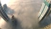 Deux base jumpers sautent d'un building dans les nuages