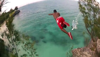 Il saute d'une falaise au moment où un windsurfer passe !