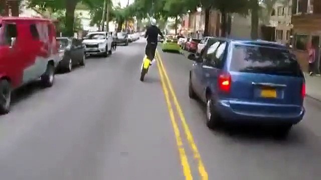 Un jeune va beaucoup trop loin en faisant des roues avec sa moto