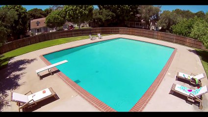 Une voiture va se faire un petit plongeon dans une piscine !