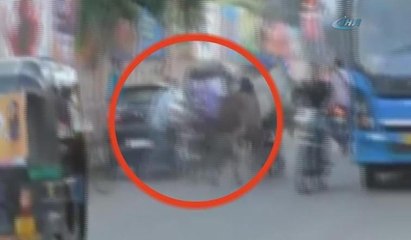 Boğaların arasında kalan motosikletli ağır yaralandı