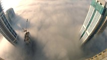 video drole - Deux base jumpers sautent à travers les nuages