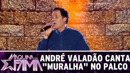 André Valadão canta `Muralha` no palco