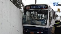 Bus aplastó a un hombre contra un cerramiento al sur de Guayaquil