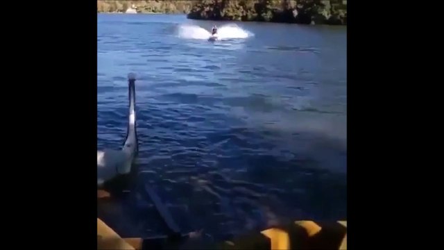 Ce débile en jetski s'éclate contre un autre bateau