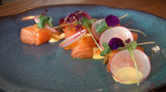 Astuce de chef : préparer un saumon au sel pour le raffermir et lui donner du goût