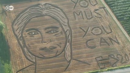 İtalyan sanatçıdan Clinton'a 'dev' destek