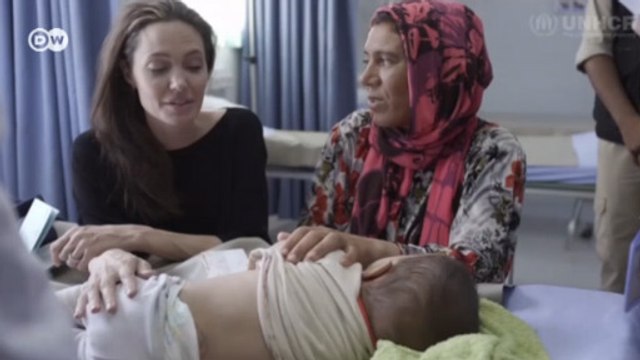 Анджелина Джоли в лагере беженцев обратилась к мировым лидерам