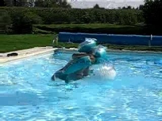 Florence à quelques difficultés dans la piscine