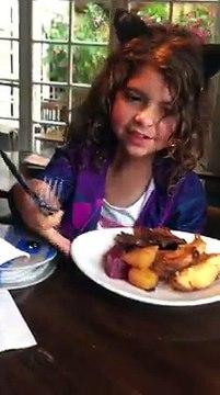 Une petite fille offre son repas à un SDF