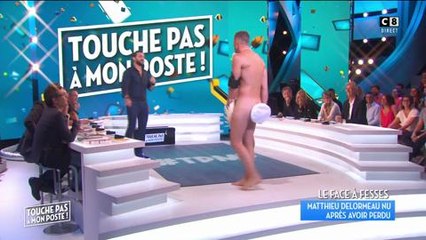 Mathieu Delormeau nu après avoir perdu son duel contre Yves le naturiste