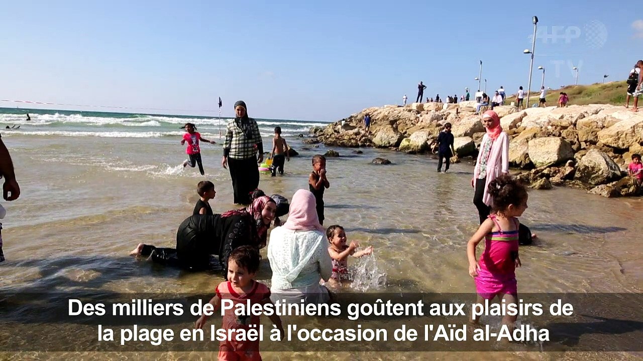 Des Palestiniens goûtent aux plaisirs de la plage en Israël