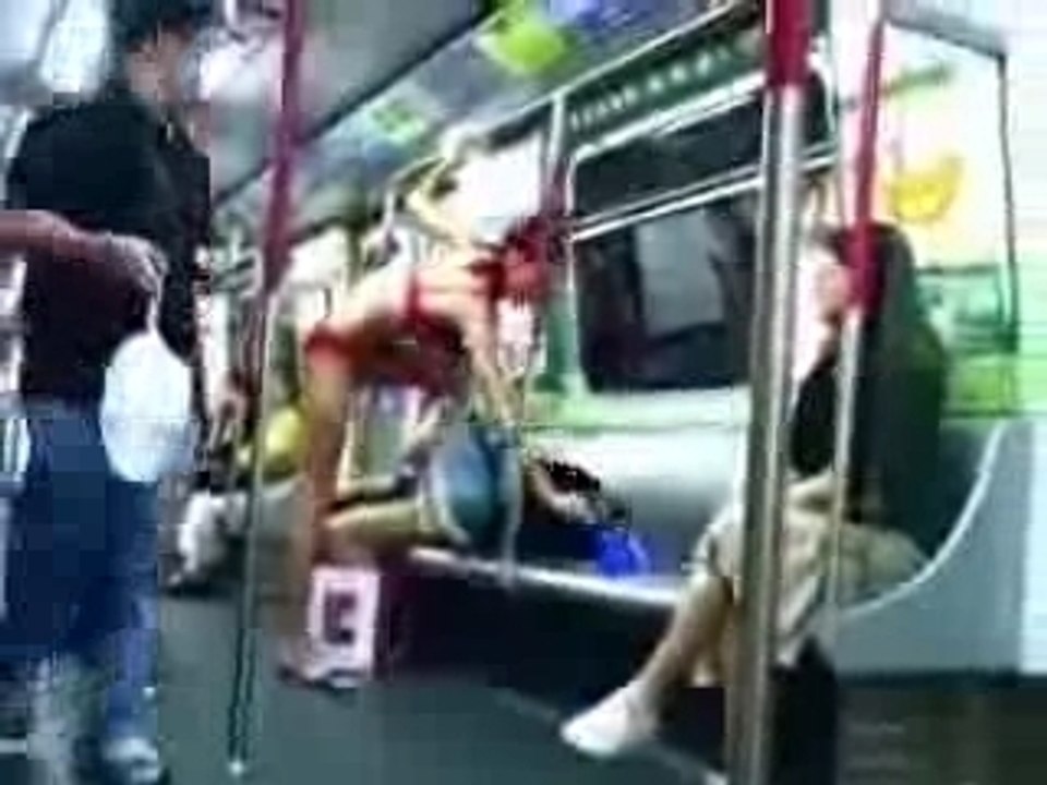 Petite Beauté En Plein Métro Au Japon