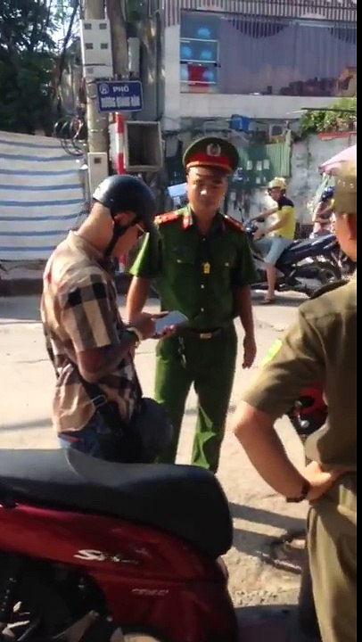 2 vợ chồng săm trổ bật lại công an phường và cái kết ....