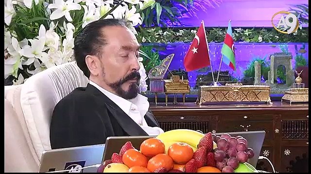 Münafık küfrün yanında becerikli, akıllı görünmeye çalışır, müminlere de kendini beceriksiz gösterir