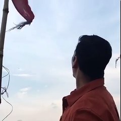 See Akshay Kumar flying Kite when Shooting Gets Cancelled