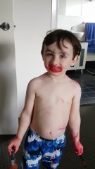 Ce gamin nie avoir joué avec le maquillage de sa soeur...
