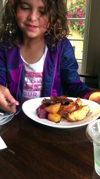 Cette fillette offre son repas à un sans abris dans la rue