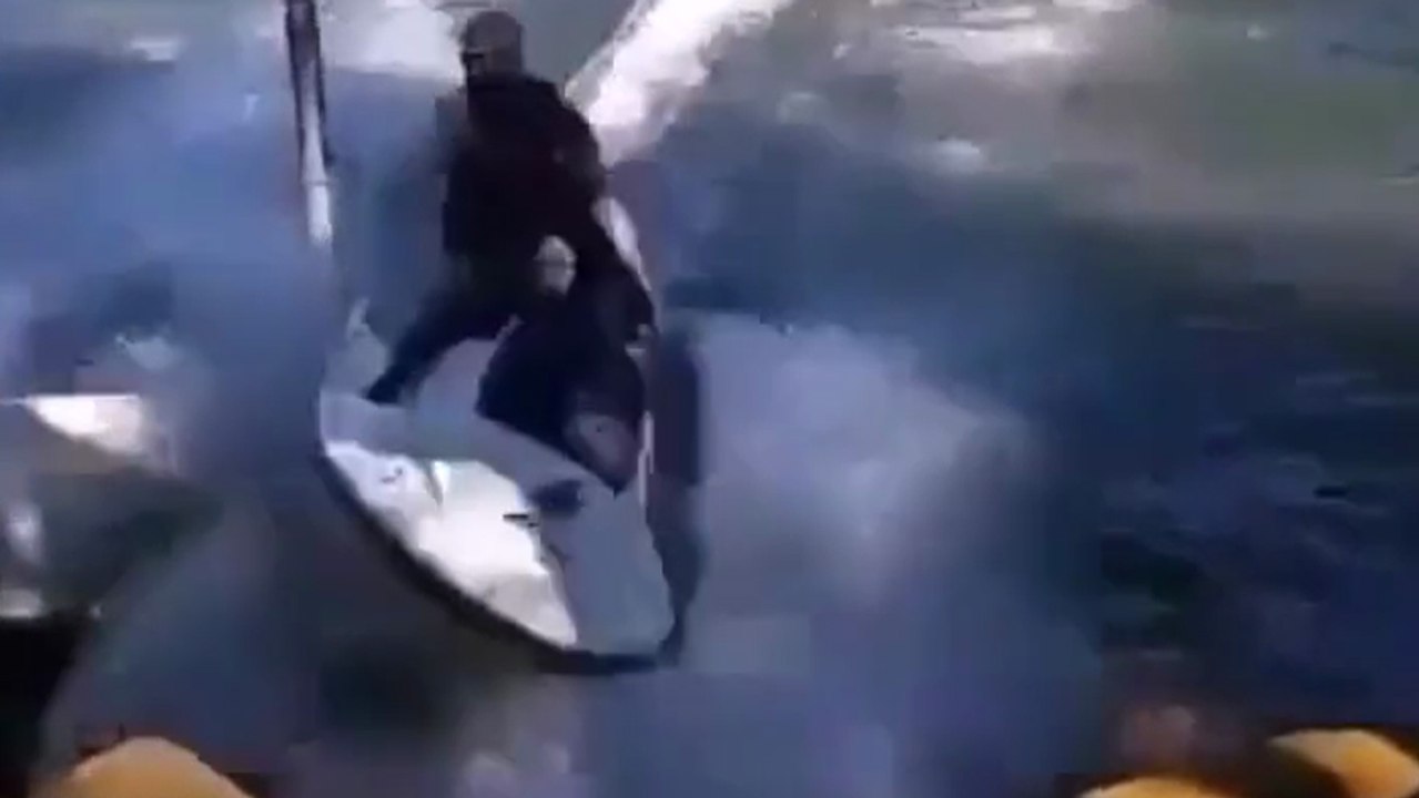 Ce débile en jetski fonce droit dans un mur