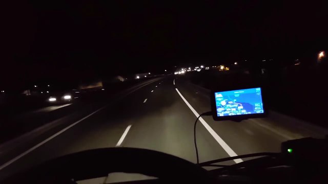 Un chauffeur de poids lourd échappe de justesse à un barrage de migrants !