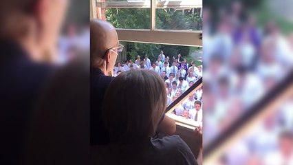 Ils chantent pour leur professeur malade