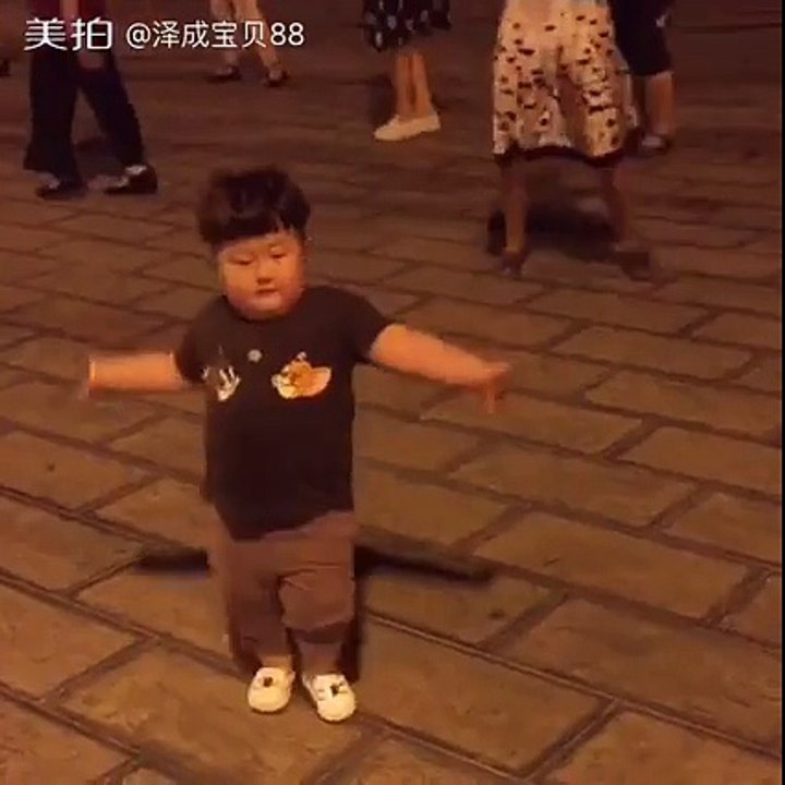 Trop mignon ce petit bout de chou passionné de danse. Il va ensoleiller votre journée !