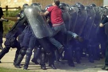UM HOMEM VS VÁRIOS !!!  UM VERDADEIRO TANQUE DE GUERRA COMPRIMIDO !!